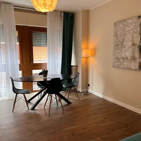 Kibilu - Elegant City-center Near Hospitals Fast Wi-fi Apartman Varese